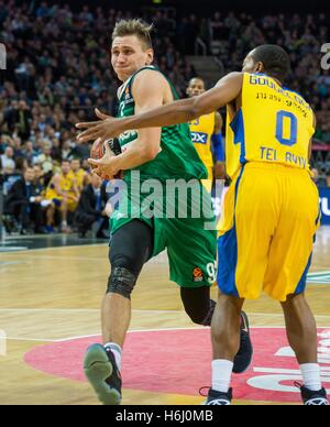 Kaunas. 29th Oct, 2016. Edgaras Ulanovas (L) of Zalgiris Kaunas from Lithuania controls the ball during the regular season of 2016-2017 Euroleague against Maccabi FOX Tel Aviv from Israel in Kaunas, Lithuania, Oct. 28, 2016. Zalgiris lost 74-87. © Xinhua/Alamy Live News Stock Photo