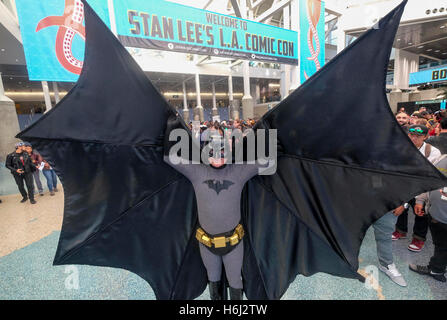 Los Angeles, USA. 28th Oct, 2016. An Anime fan dressed up as the comic and animation character Batman pose for photos during the 2016 Stan Lee's Comic Con Expo at the Los Angeles Convention Center in Los Angeles, the United States, Oct. 28, 2016. Stan Lee, chairman emeritus of Marvel Comics, has published more than 2 billion copies of comic books and created Spider Man, The Incredible Hulk, X-Men and other Marvel Comics' characters. Credit:  Zhao Hanrong/Xinhua/Alamy Live News Stock Photo