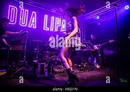 Milan, Italy. 28th October, 2016. Dua Lipa performs live at Tunnel Club in Milano, Italy, on October 28 2016 Credit:  Mairo Cinquetti/Alamy Live News Stock Photo