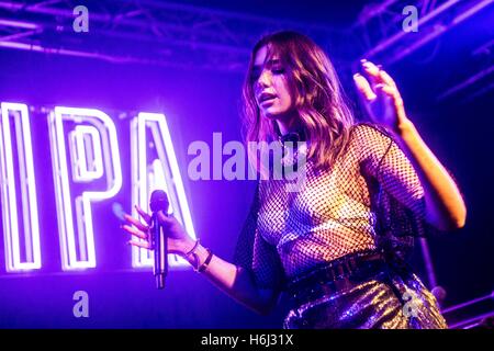 Milan, Italy. 28th October, 2016. Dua Lipa performs live at Tunnel Club in Milano, Italy, on October 28 2016 Credit:  Mairo Cinquetti/Alamy Live News Stock Photo