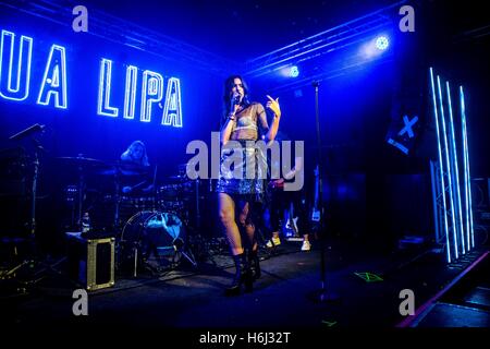 Milan, Italy. 28th October, 2016. Dua Lipa performs live at Tunnel Club in Milano, Italy, on October 28 2016 Credit:  Mairo Cinquetti/Alamy Live News Stock Photo