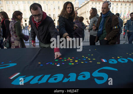 Turin, Piedmont, Italy. 29th Oct, 2016. Turin, Italy - October 29, 2016: Demostration Ceremony to commemorate the death of 13 Erasmus students victims in Catalonia, Spain ''Cover mourning with color, not to forget'' in Piazza Castello on 29 October 2016 in Turin, Italy. Credit:  Stefano Guidi/ZUMA Wire/Alamy Live News Stock Photo