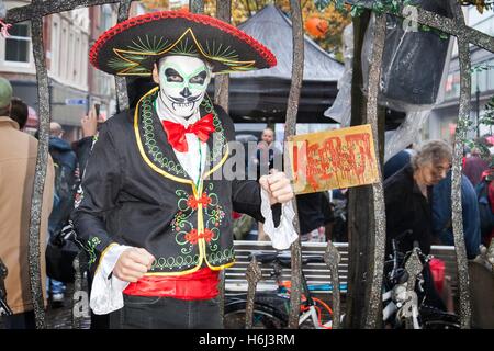Day of the Dead in Halloween City, Manchester, UK. 29th Oct, 2016. Actors and performers haunt the cold cobbled streets of Manchester to bring some Halloween spirit to the thousands of Saturday shoppers. Jointly funded by government and high street retailers, the Manchester BID (BUSINESS IMPROVEMENT DISTRICT) hosts fantastic attractions all year, bringing thousands of visitors in to the city centre. The Manchester BID leads on a celebration of Halloween. 1000s of lanterns, street entertainment and special events across the city's retailers and venues. Credit:  Cernan Elias/Alamy Live News Stock Photo