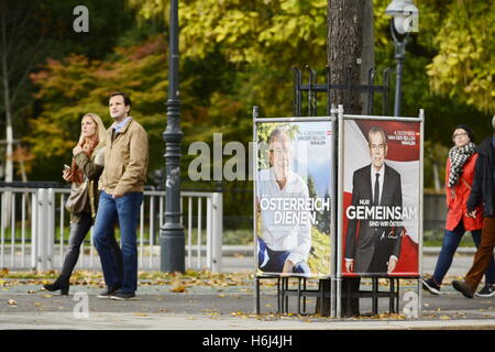 Vienna, Austria. 29.Oct.2016. New poster campaign by the independent candidate Alexander van der Bellen for the federal presidential election on 4 December in Austria. Credit:  Franz Perc/Alamy Live News Stock Photo