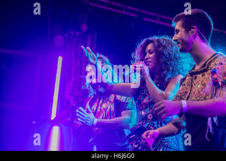 Madrid, Spain. 28th October, 2016. argentinian singer la yegros performance in the concert bar place “but”in Madrid Spain. this is the european tour 2016 of la yegros. Credit:  Alberto Sibaja Ramírez/Alamy Live News Stock Photo