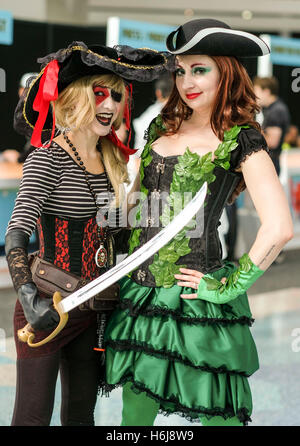 Los Angeles, USA. 29th Oct, 2016. Fans dressed up as comic or movie characters pose for photos at the Stan Lee's Comic Con 2016 Expo at the Los Angeles Convention Center in Los Angeles, the United States, Oct. 29, 2016. © Zhao Hanrong/Xinhua/Alamy Live News Stock Photo