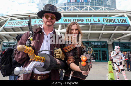 Los Angeles, USA. 29th Oct, 2016. Fans dressed up as comic or movie characters pose for photos at the Stan Lee's Comic Con 2016 Expo at the Los Angeles Convention Center in Los Angeles, the United States, Oct. 29, 2016. © Zhao Hanrong/Xinhua/Alamy Live News Stock Photo