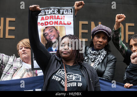London, UK. 29th October, 2016. Janet Alder, sister of Christopher Alder, with campaigners from the United Families and Friends Campaign (UFFC) during their annual procession to Downing Street in remembrance of family members and friends who died in police custody, prison, immigration detention or secure psychiatric hospitals. Christopher Alder, 37, died handcuffed and face down surrounded by police officers in a Hull police station in April 1998 after choking on his own vomit. Credit:  Mark Kerrison/Alamy Live News Stock Photo