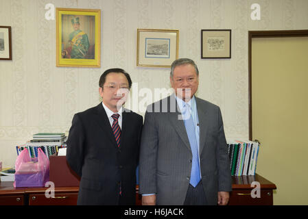 Bandar Seri Begawan, Brunei. 29th Oct, 2016. Brunei's Second Minister of Foreign Affairs and Trade Lim Jock Seng (R) poses for a photo with Wang Xiaolin, head of the Bank of China (Hong Kong) Limited (BOCHK) Brunei Branch Preparatory Team, in Bandar Seri Begawan, capital of Brunei, Oct. 29, 2016. Brunei welcomed more foreign direct investment (FDI) from China, Second Minister of Foreign Affairs and Trade Lim Jock Seng said on Saturday. © Jeffrey Wong/Xinhua/Alamy Live News Stock Photo