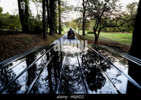 Rockville, Maryland, USA. 29th Oct, 2016. The Presidential motorcade returns to the White House after United States President Barack Obama spent the day golfing at the Woodmont Country Club in Rockville, Maryland, October 29, 20016. Credit: Aude Guerrucci/Pool via CNP © Aude Guerrucci/CNP/ZUMA Wire/Alamy Live News Stock Photo