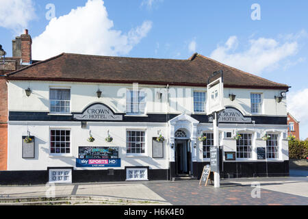 16th century Crown Hotel, High Street, Alton, Hampshire, England, United Kingdom Stock Photo