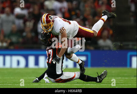 Pittsburgh Steelers wide receiver Martavis Bryant (10) makes the touchdown  catch under pressure from Cincinnati Bengals' Dre Kirkpatrick (27) during  the second half of play in their NFL Wild Card Round game