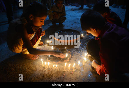 Lahore, Pakistan. 30th Oct, 2016. Pakistani Hindus family to take a part of religious rituals celebrate Diwali, the Festival of Lights and light candles as they mark Diwali. Diwali, the Festival of Lights, marks victory over evil and commemorates the time when Hindu god Lord Rama achieved victory over Ravana and returned to his kingdom Ayodhya, after vanquishing the demon king Ravana and symbolizes taking people from darkness to light and the victory of good over evil. Credit:  Rana Sajid Hussain/Pacific Press/Alamy Live News Stock Photo