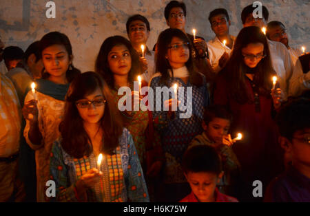 Lahore, Pakistan. 30th Oct, 2016. Pakistani Hindus family to take a part of religious rituals celebrate Diwali, the Festival of Lights and light candles as they mark Diwali. Diwali, the Festival of Lights, marks victory over evil and commemorates the time when Hindu god Lord Rama achieved victory over Ravana and returned to his kingdom Ayodhya, after vanquishing the demon king Ravana and symbolizes taking people from darkness to light and the victory of good over evil. Credit:  Rana Sajid Hussain/Pacific Press/Alamy Live News Stock Photo