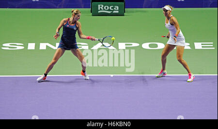 Singapore. 30th Oct, 2016. Ekaterina Makarova (L) and Elena Vesnina of Russia compete during their WTA Finals match against Bethanie Mattek-Sands of Romania and Lucie Safarova of the Czech Republic at Singapore Indoor Stadium, Oct. 30, 2016. Ekaterina Makarova and Elena Vesnina won 2-0. © Then Chih Wey/Xinhua/Alamy Live News Stock Photo