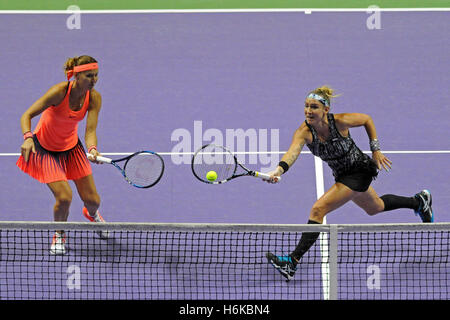 Singapore. 30th Oct, 2016. Bethanie Mattek-Sands (R) of Romania and Lucie Safarova of the Czech Republic compete during the WTA Finals match against Ekaterina Makarova and Elena Vesnina of Russia at Singapore Indoor Stadium, Oct. 30, 2016. Ekaterina Makarova and Elena Vesnina won 2-0. © Then Chih Wey/Xinhua/Alamy Live News Stock Photo