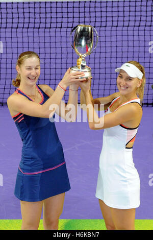 Singapore. 30th Oct, 2016. Ekaterina Makarova (L) and Elena Vesnina of Russia hold the trophy after winning their WTA Finals match against Bethanie Mattek-Sands of Romania and Lucie Safarova of the Czech Republic at Singapore Indoor Stadium, Oct. 30, 2016. Ekaterina Makarova and Elena Vesnina won 2-0. © Then Chih Wey/Xinhua/Alamy Live News Stock Photo