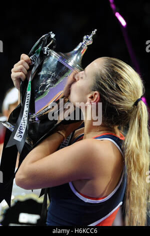Singapore. 30th Oct, 2016. Dominika Cibulkova of Slovakia kisses the trophy during the victory ceremony after winning the WTA Finals match against Angelique Kerber of Germany at Singapore Indoor Stadium, Oct. 30, 2016. Cibulkova won 2-0. © Then Chih Wey/Xinhua/Alamy Live News Stock Photo