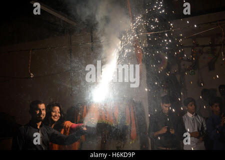 Lahore, Festival of Lights. 30th Oct, 2016. Pakistani Hindus celebrate Diwali, the Festival of Lights, in eastern Pakistan's Lahore on Oct. 30, 2016. The Hindu festival of lights, Diwali, marks the homecoming of the God Lord Ram after vanquishing the demon king Ravana and symbolises taking people from darkness to light and the victory of good over evil. © Sajjad/Xinhua/Alamy Live News Stock Photo