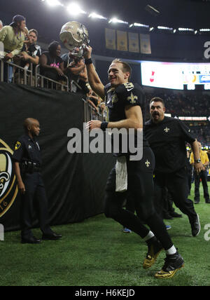 Seattle Seahawks vs. San Francisco 49ers. Fans support on NFL Game.  Silhouette of supporters, big screen with two rivals in background Stock  Photo - Alamy