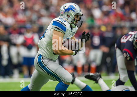 Detroit Lions quarterback Matthew Stafford (9) rushes against the Los  Angeles Rams during an NFL football game, Sunday, Oct. 16, 2016, in Detroit.  (AP Photo/Rick Osentoski Stock Photo - Alamy