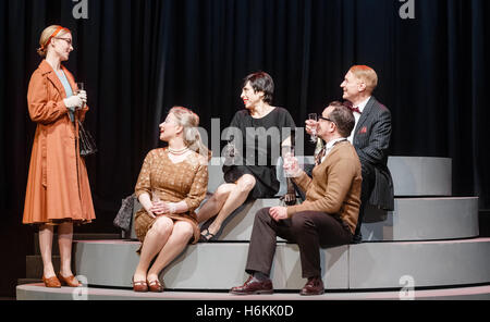 Hamburg, Germany. 27th Oct, 2016. Teresa Weissbach as Diana Schoening (L-R), Isabell Fischer as Irene, Helen Schneider as Joan Ford, Tim Grobe as Kurt and Robin Brosch as Hans act a scene from the play 'Diven' (lit. Divas) during a press rehearsal in Hamburg, Germany, 27 October 2016. The world premiere takes place on 30 October 2016 in the Hamburger Kammerspiele theater. Photo: MARKUS SCHOLZ/dpa/Alamy Live News Stock Photo