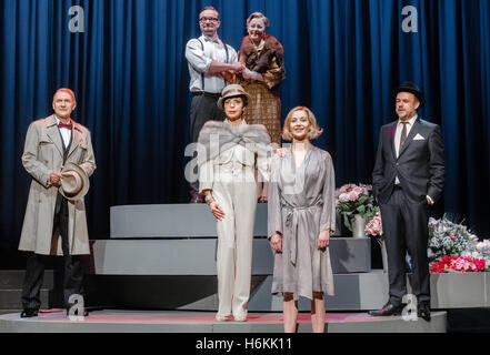 Hamburg, Germany. 27th Oct, 2016. Robin Brosch (L-R) as Hans, Tim Grobe as Kurt, Helen Schneider as Joan Ford, Isabell Fischer as Irene, Teresa Weissbach as Diana Schoening and Christoph Tomanek as Friedrich Licht act a scene from the play 'Diven' (lit. Divas) during a press rehearsal in Hamburg, Germany, 27 October 2016. The world premiere takes place on 30 October 2016 in the Hamburger Kammerspiele theater. Photo: MARKUS SCHOLZ/dpa/Alamy Live News Stock Photo