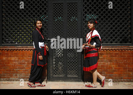 Kathmandu, Nepal. 31st Oct, 2016. Nepalese girls wearing traditional attire from ethnic Newar community pose for their friend's camera while celebrating their New Year in Kathmandu, Nepal on Monday, October 31, 2016. Newari people celebrate their New Year by praying for longevity and performing rituals for purification of one's soul. Credit:  Skanda Gautam/ZUMA Wire/Alamy Live News Stock Photo