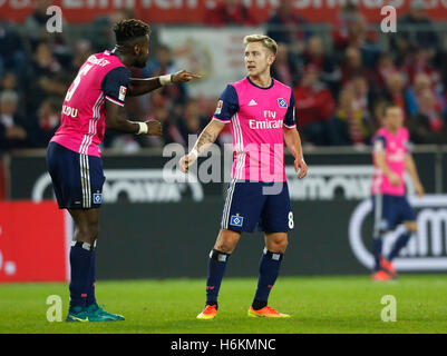 Cologne, Germany 30.10.2016, Bundesliga matchday 9, 1. FC Koeln - Hamburger SV:  Lewis Holtby (Hamburg, R) with Johan Djourou.        Credit:  Juergen Schwarz/Alamy Live News Stock Photo