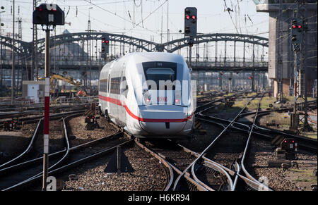 Munich, Germany. 31st Oct, 2016. An ICE 4 train of Deutsche Bahn (DB) leaving the central station in Munich, Germany, 31 October 2016. More than six weeks after the presentation of the ICE 4, the trial run, said to last several months, has started. Since 31 October 2016, two high speed trains of the new generation are in use between Hamburg and Munich from. PHOTO: SVEN HOPPE/dpa/Alamy Live News Stock Photo