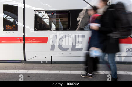 Munich, Germany. 31st Oct, 2016. An ICE 4 train of Deutsche Bahn (DB) can be seen at the central station in Munich, Germany, 31 October 2016. More than six weeks after the presentation of the ICE 4, the trial run, said to last several months, has started. Since 31 October 2016, two high speed trains of the new generation are in use between Hamburg and Munich from. PHOTO: SVEN HOPPE/dpa/Alamy Live News Stock Photo