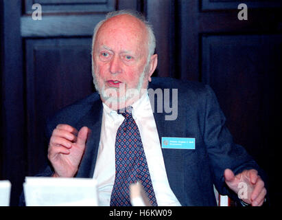 DOUGLASS NORTH US Economist in economics during a meeting with students at the Stockholm Chamber college Stock Photo