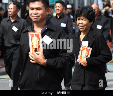 Bangkok, Thailand. 31st Oct, 2016. Poeple hold portrait of Thailand's King enter Grand Palace to pay respect to the Royal Hall urn containing the body of Thailand's King Bhumibol Adulyadej inside the Dusit Maha Prasat Throne Hall. Credit:  Vichan Poti/Pacific Press/Alamy Live News Stock Photo