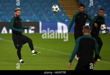 Barcelona's Lionel Messi (left) trains with Luis Suarez and Neymar during a training session at the Etihad Stadium, Manchester. Stock Photo