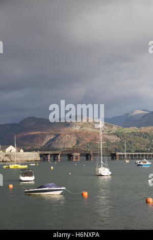 Boats moored on the Mawddach Estuary with Cader Idris in the distance, Barmouth, Gwynedd, North Wales, UK Stock Photo