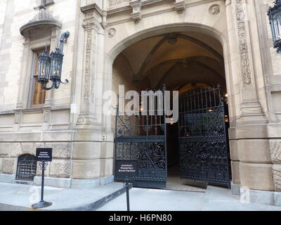 dakota building where john lennon was assassinated Stock Photo - Alamy