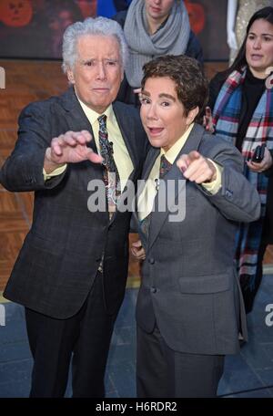 New York, NY, USA. 31st Oct, 2016. Regis Philbin, Kathie Lee Gifford out and about for NBC Today Show Celebrates Halloween, Rockefeller Plaza, New York, NY October 31, 2016. Credit:  Derek Storm/Everett Collection/Alamy Live News Stock Photo