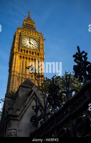 London UK, 31st October 2016. UK weather. Sunny coloured sunset on the river Thames from the Houses of Parliament to Blackfriars Bridge. Credit:  Alberto Pezzali/Alamy Live news Stock Photo