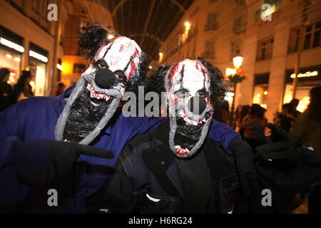 Malaga Andalucia Spain October 31 2016 People Live Halloween Party In The Streets Of Malaga Andalucia Spain Credit Fotos Lorenzo Carnero Zuma Wire Alamy Live News Stock Photo Alamy