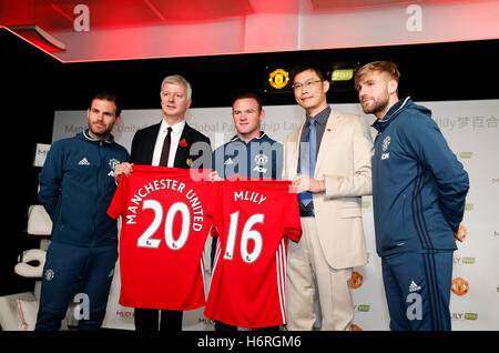 Manchester, Britain. 31st Oct, 2016. Philip Townsend (2nd L), Director of Communications for Manchester United, James Ni (2nd R), founder of Mlily, and Manchester United players attend the press conference during which Manchester United announced a global partnership with Mlily to herald the English Premier League giant's first ever official mattress and pillow partner at its Carrington Training Complex in Manchester, Britain, Oct. 31, 2016. Credit:  Han Yan/Xinhua/Alamy Live News Stock Photo