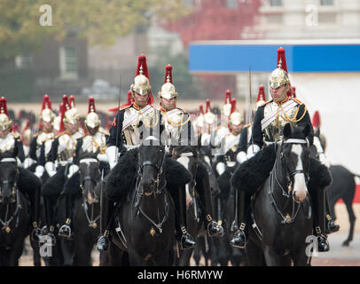 London, 1st November 2016, Household Troops escort the Queen and the President of Columbia Credit:  Ian Davidson/Alamy Live News Stock Photo