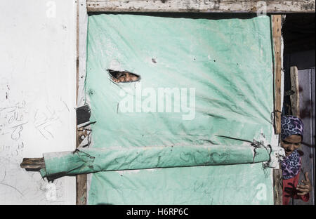 October 31, 2016 - Beit Hanoun, The Gaza Strip, Palestine - Palestinian kid living at caravan shelter in the city of Beit Hanoun, northern the Gaza Strip since the 51 day Gaza war (Credit Image: © Mahmoud Issa/Quds Net News via ZUMA Wire) Stock Photo