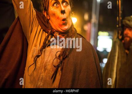 Edinburgh, UK. 1st Nov, 2016. Samhain march in the center of Edinburgh.Samhain - Halloween festival in Edinburgh, Scotland.Behind the scenes of all day of one of the tribes, rituals and the night march. Credit:  David Tesinsky/ZUMA Wire/Alamy Live News Stock Photo