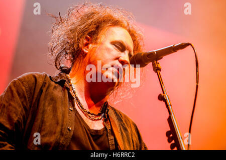 Milan, Italy. 1st November, 2016. English rock band The Cure performs live at Mediolanum Forum in Milano, Italy, on November 01 2016 Credit:  Mairo Cinquetti/Alamy Live News Stock Photo