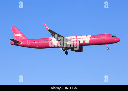 SCHIPHOL, AMSTERDAM, NETHERLANDS - Mai 1, 2016: Airbus A321 from WOW Airlines landing at Schiphol international airport. Stock Photo