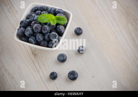 blue food aliment health vitamins vitamines wood summer summerly fruit juicy berry blueberry organic nutrition ingredient table Stock Photo