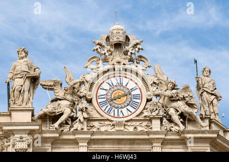 Clock and statues on St. Peter's Basilica on St. Peter's Square, Basilica San Pietro in Vaticano, Vatican City, Rome, Italy Stock Photo
