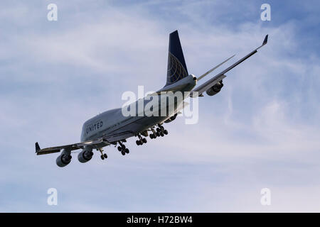 United Airlines Boeing 747 in landing configuration. Stock Photo