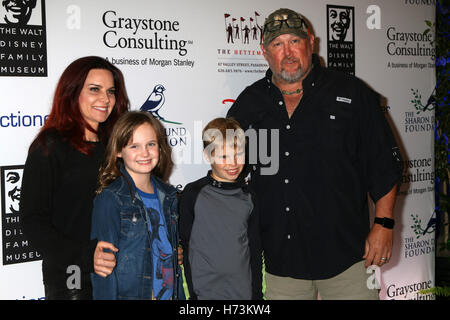 Anaheim, Ca. 01st Nov, 2016. Cara Whitney, Reagan Whitney, Wyatt Whitney, Larry the Cable Guy at The Walt Disney Family Museum Gala at Disneyland on November 1, 2016 in Anaheim, California. Credit:  David Edwards/Media Punch/Alamy Live News Stock Photo