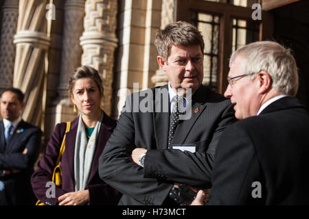 London, UK. 2nd Nov, 2016. Sir Michael Dixon, Director of the Natural History Museum waits to greet the President of the Republic of Colombia, His Excellency President Juan Manuel Santos Calderón for an event celebrating biodiversity and scientific collaboration in Colombia. The President's visit was part of the first official State Visit to the UK by a President of the Republic of Colombia. Credit:  Mark Kerrison/Alamy Live News